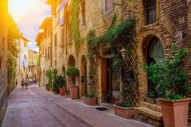Best of Tuscany Private Tour: Siena, San Gimignano, Monteriggioni - A two-hour winery lunch in the Tuscan countryside