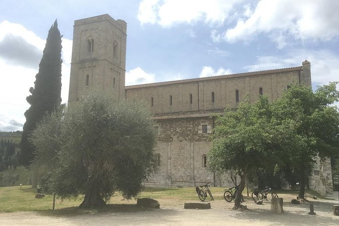 Brunello E-Bike Tour - Finishing with your own time in Montalcino