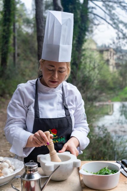 cooking pasta class - The guide and the value of a small group