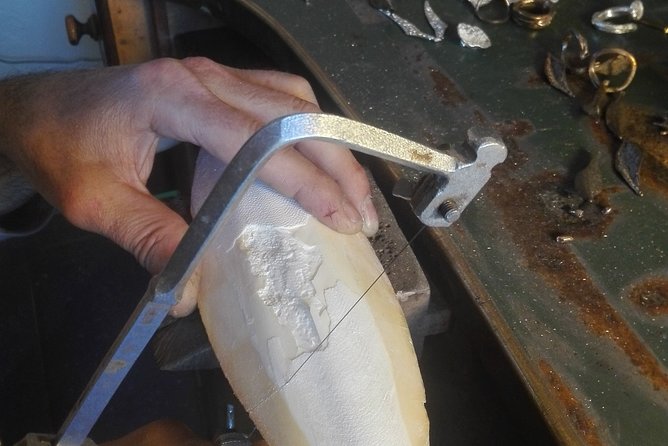 Create your original cuttlefish bone cast jewelry. - Watching the silver casting happen