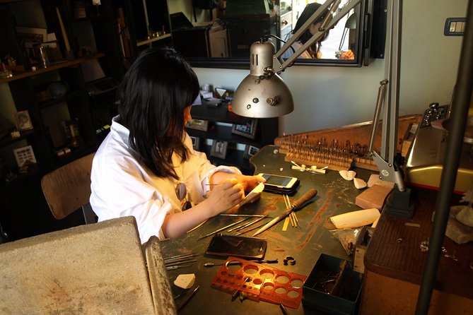 Create your original cuttlefish bone cast jewelry. - Collecting the finished jewel that evening
