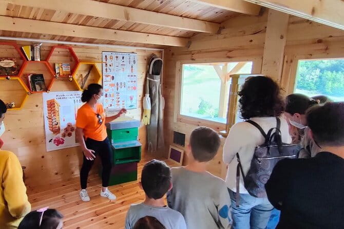 Discovering Bees in Volterra - Fresh extraction and tasting at the laboratory
