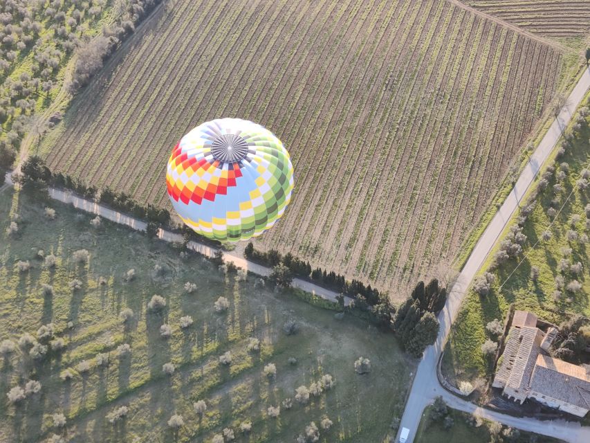 Exclusive Private Balloon Tour for 2 in Tuscany - One hour above vineyards, valleys, and castles