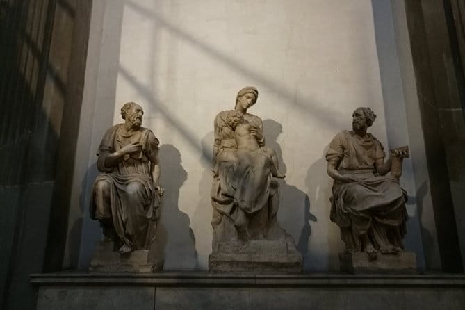 Florence: 1.5 hour Medici Chapels monolingual small-group guided tour - Starting in the crypt: Medici names, burials, and family secrets