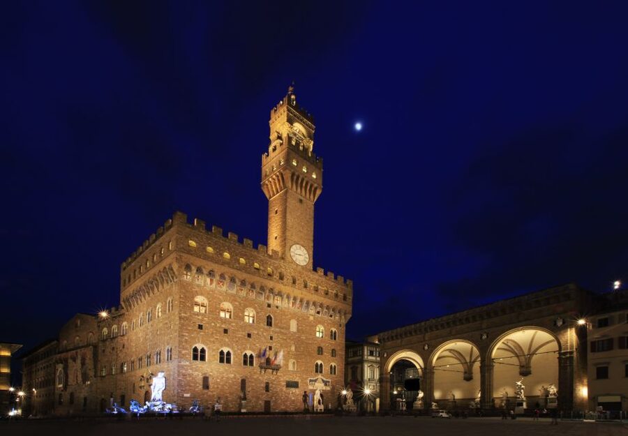 Florence at Night Bike Tour with Wine and Aperitivo Picnic - Piazza di Santa Maria Sopr’Arno and the river route