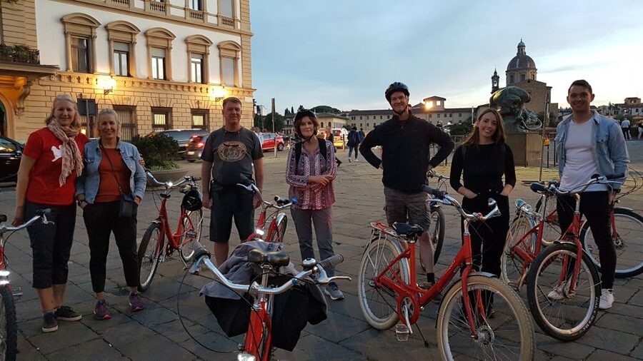 Florence at Night Bike Tour with Wine and Aperitivo Picnic - A 30-minute picnic on the Arno