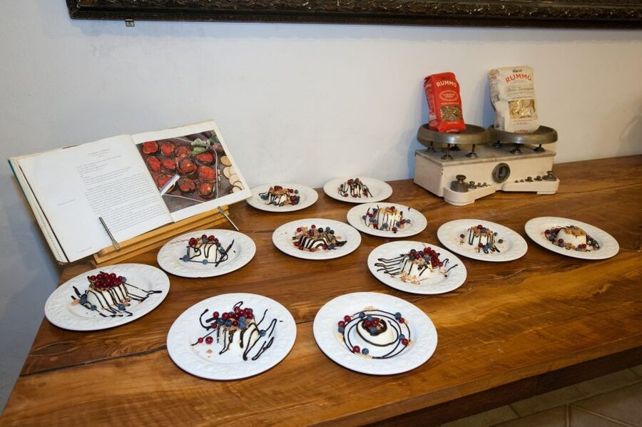 Florence: Authentic Pasta Making Class - Group size, hosts, and the teaching style