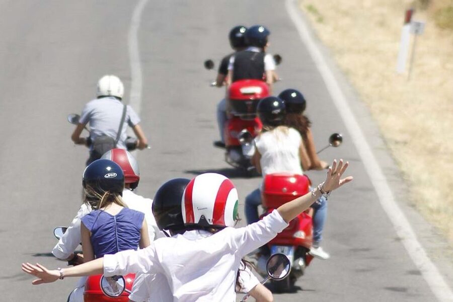 Florence/Badesse: Tuscany Group Vespa Tour with Wine Tasting - Meeting at Villa Costanza