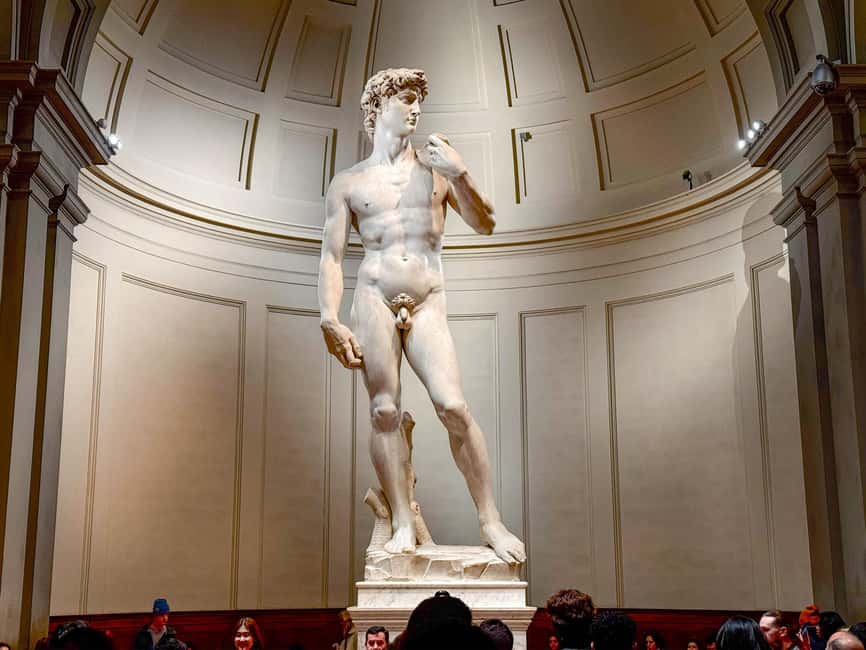 Florence: Exclusive Evening Tour of Michelangelo's David - Meeting your guide on Via Ricasoli