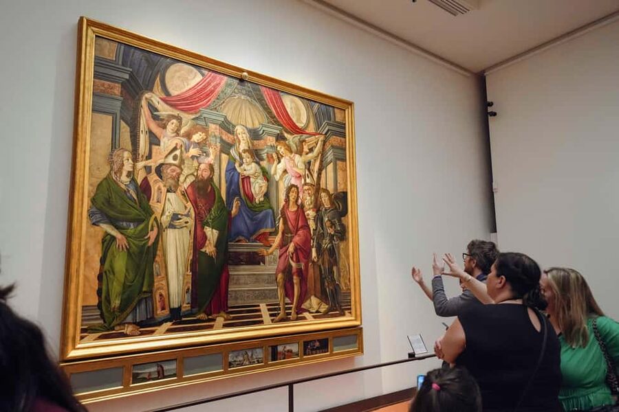 Florence: Fast Track Uffizi Gallery Guided Tour - The Uffizi building and Vasari’s long corridor