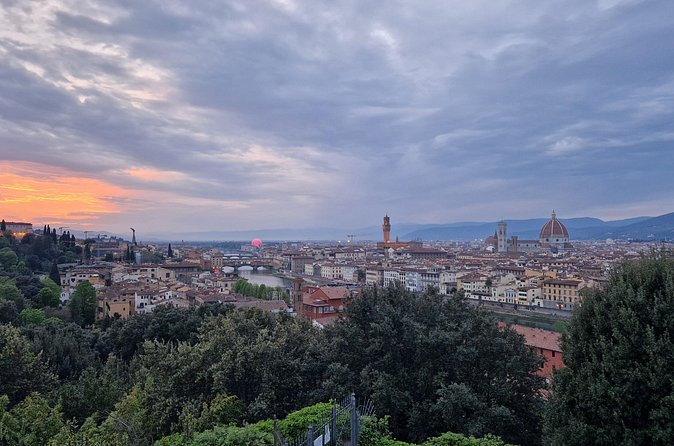 Florence Golden Hour Walking tour with Piazzale Michelangelo - Crossing toward Ponte Vecchio
