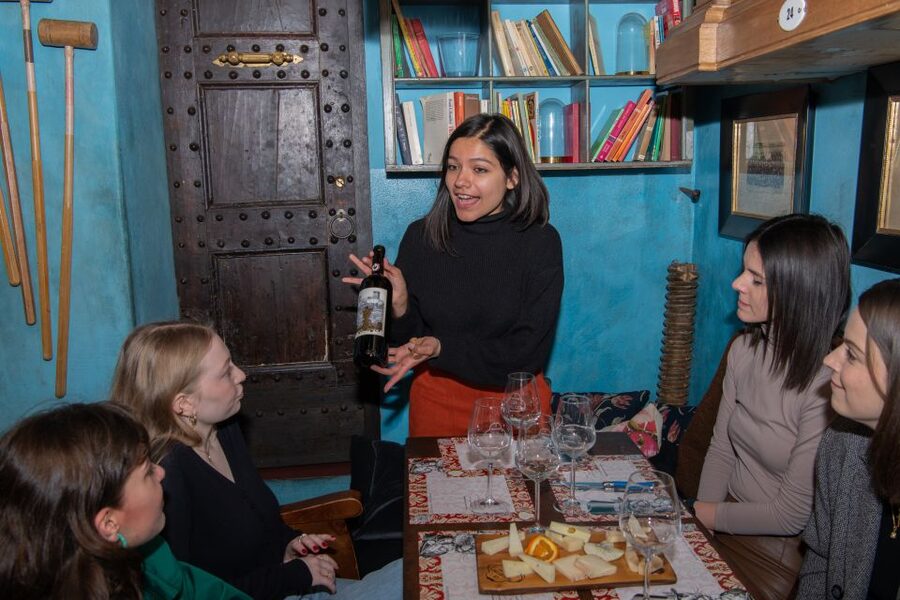 Florence: Guided Food Walking Tour with Tuscan Classics - The guides make the difference