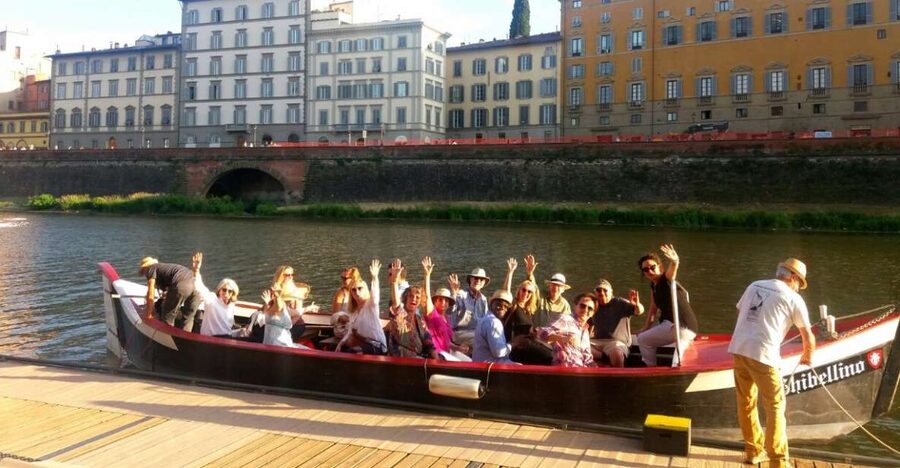 Florence: Guided Gondola Boat Tour with a Glass of Wine - Boarding the barchetto at Via dei Vagellai