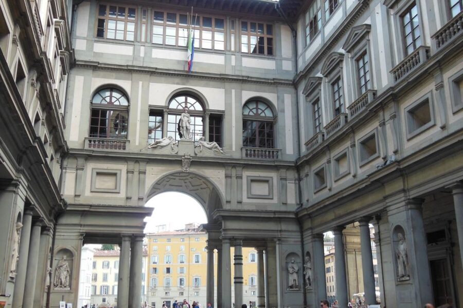 Florence: Heart of Florence Guided Walking Tour - Ponte Vecchio and the final walk to the Arno