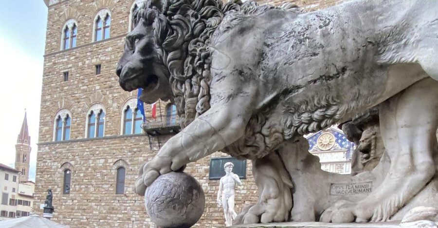 Florence historical centre and legends tour for small groups - Why the Santa Maria Novella perfume stop matters