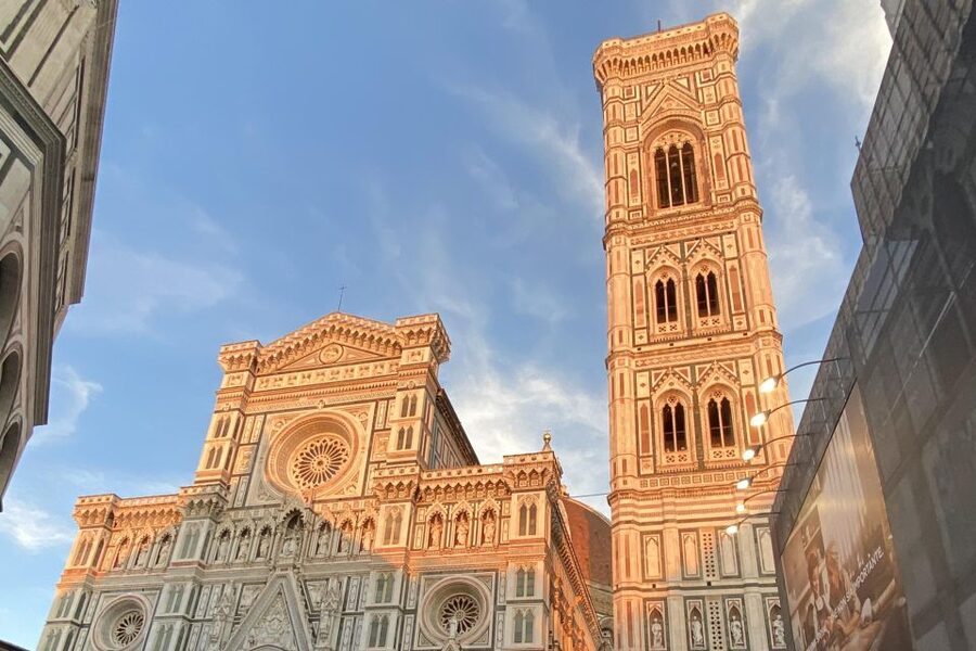 Florence historical centre and legends tour for small groups - The Uffizi passage and the Ponte Vecchio photo stop