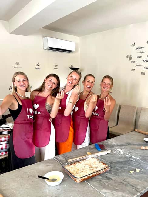 Florence: Lasagna and Spaghetti-Making Class - Making spaghetti with pummarola