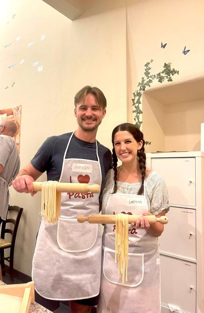 Florence: Lasagna and Spaghetti-Making Class - Setting the table and sitting down to eat