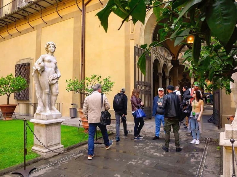 Florence: Medici Family Guided Walking Tour - Pitti Palace and the move to Oltrarno