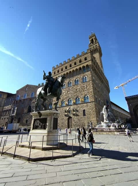 Florence Must-See Squares Walking Tour with Vincenzo - Guide style, group size, and language choices
