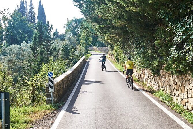 Florence Night Bike Tour with Wine and Aperitivo Picnic included - Santa Maria Sopr’Arno and the best Ponte Vecchio view