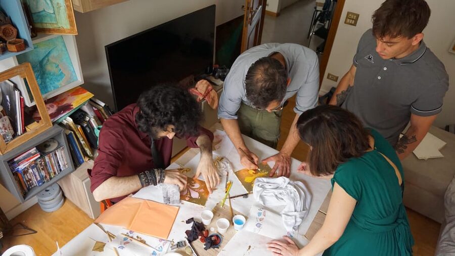 Florence: Painting experience, create your Florentine Lily! - Stage three: adding the gold-foil background