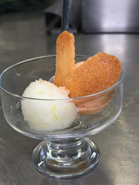Florence: Pizza and Gelato Cooking Class - Sitting down with wine, beer, and your own food