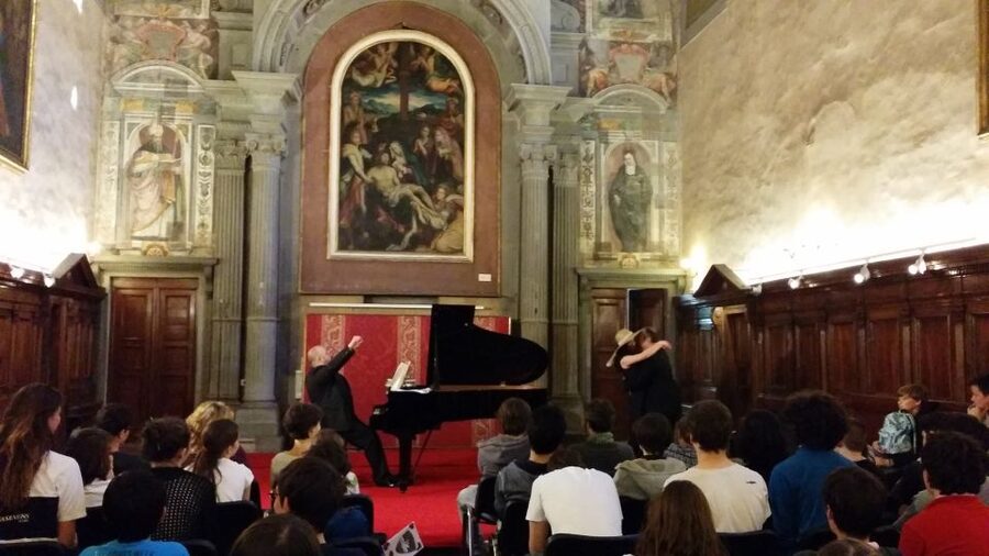 Florence: Pizza Dinner and Opera Arias Concert - The walk to Santa Monaca Church