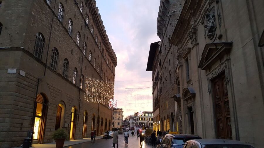 Florence: Private 4-Hour Walking Tour with Eugenia Gasheeva - Piazza della Signoria and statues that speak politics