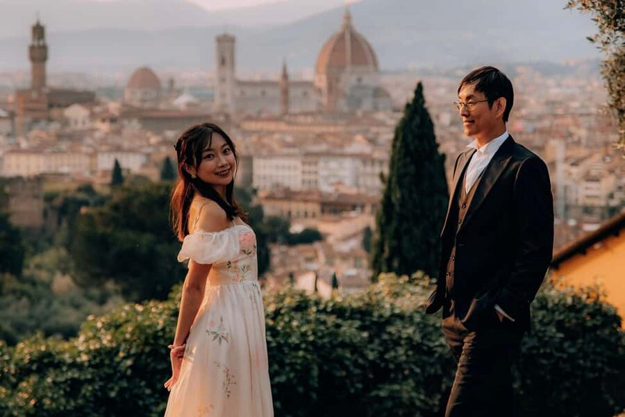 Florence Private Professional Photoshoot - The Uffizi Area and Ponte Vecchio