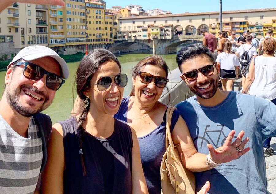 Florence: Renaissance and Medici Tales Guided Walking Tour - Meeting beneath the green umbrella at San Lorenzo