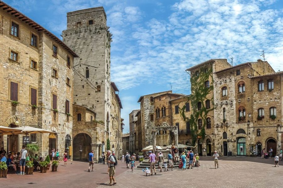 Florence: Siena San Gimignano Private Day Tour by Deluxe Car - San Gimignano and the towers above the town