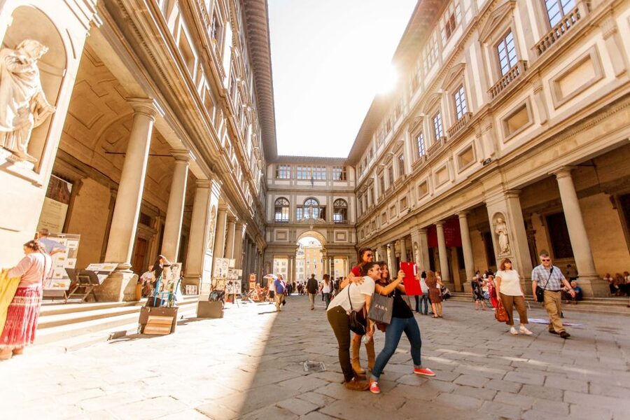 Florence: Skip-the-Line Uffizi Gallery Small Group Tour - Meeting the group and entering the museum