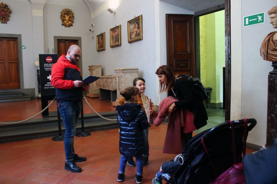 Florence: Skip-the-Line Uffizi Museum Tour Kids & Families - Meeting Behind Neptune’s Fountain