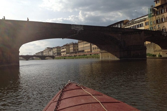 Florence sunset boat cruise - Boarding the traditional Florentine barchetto