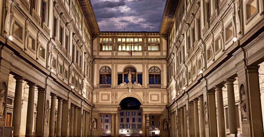 Florence: Uffizi Gallery Master Class Skip-the-Line Tour - Meeting the guide beside Door 1