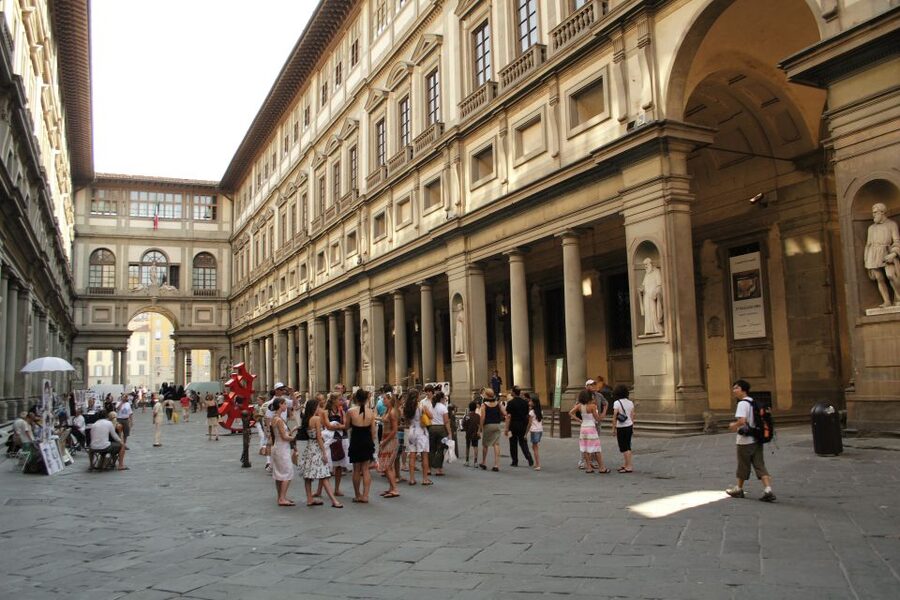 Florence: Uffizi Gallery Private Tour w/ Skip-the-Line Entry - Reserved entry and the first look at the museum