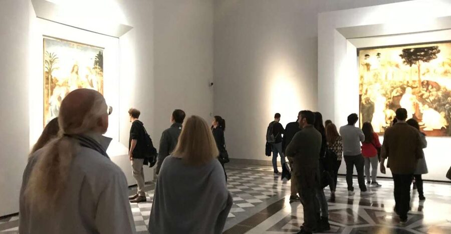 Florence: Uffizi Gallery Private Treasure Hunt for Families - Entering the Uffizi with a family mission