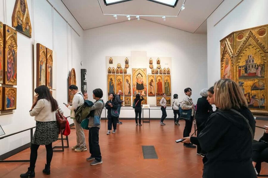 Florence: Uffizi Gallery Reserved-Entry VIP Tour - The Uffizi building gives you the first lesson