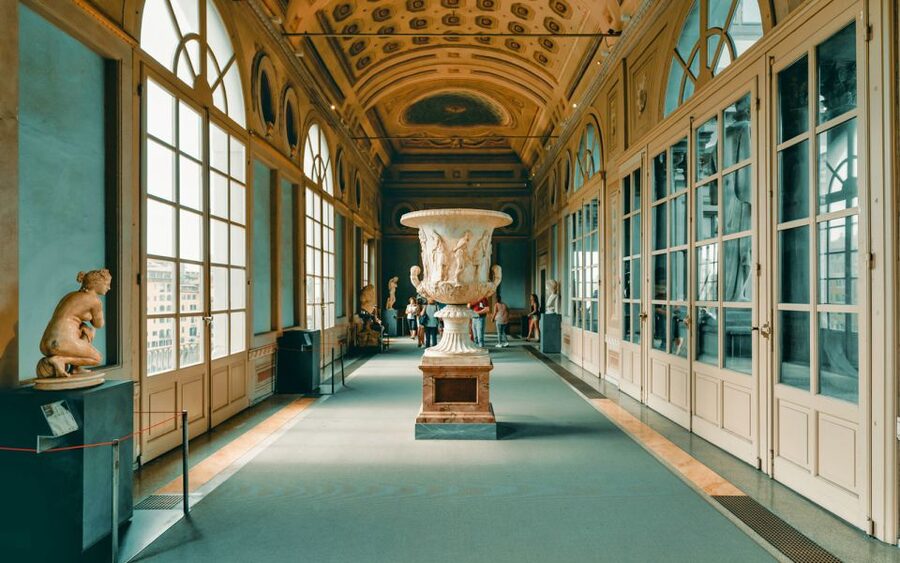 Florence: Uffizi Gallery Small Group with Entrance Tickets - Guide Laura and the value of live explanation