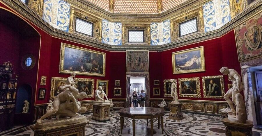 Florence: Uffizi Gallery Small Group with Entrance Tickets - Meeting at the Donatello statue