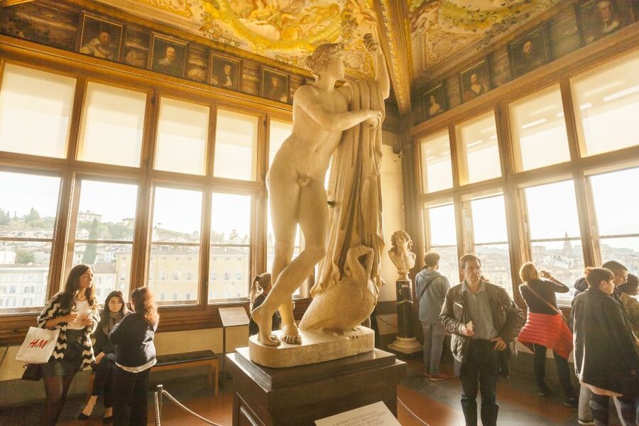 Florence: Uffizi Gallery Tickets with Optional Audio Guide - The building, the crowds, and the museum pace