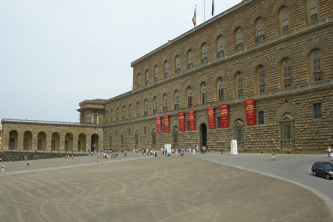 Florence: Uffizi Highlights, In-Depth Masterclass or Private Tour - Crowds, sound, and the pace of the tour