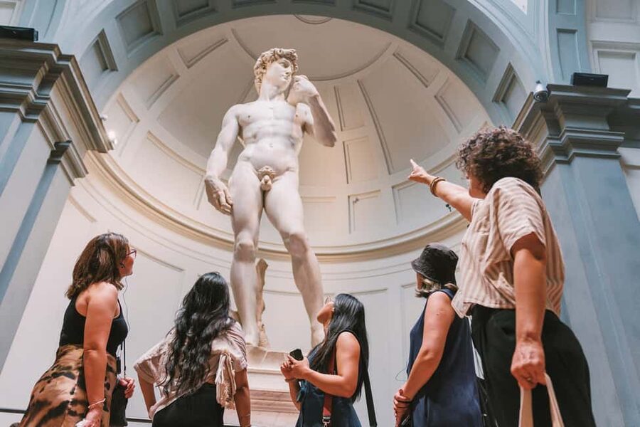 Florence: Walking Tour with David, Duomo & Uffizi Gallery - Starting at the Medici statue