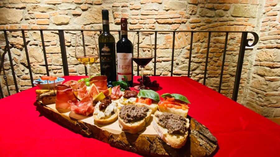 Florence: Wine Tasting and Paring Class Guided Tour - Arriving at Via del Gomitolo dellOro 11