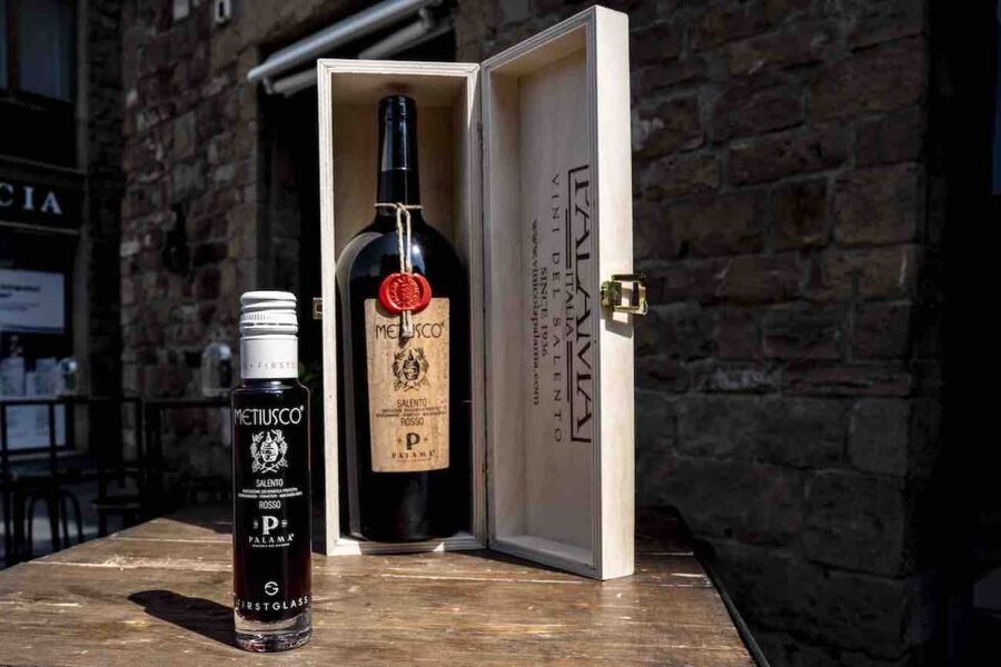Florence: Wine-tasting Experience in Front of Ponte Vecchio - Chianti and Vermentino in small preserved bottles