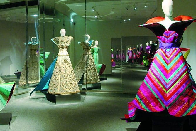 Florentine Fashion Private Tour - Florence fashion begins at Piazza Santa Trinita