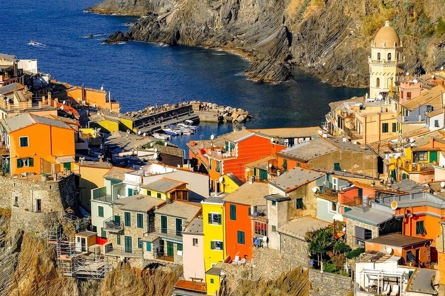 From Florence: Cinque Terre guided tour with Lucca - Corniglia and the White Wine Tradition