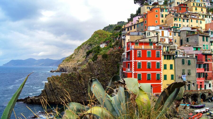 From Florence: Full-Day Private Cinque Terre Tour with Pisa - From Florence to Manarola by private vehicle