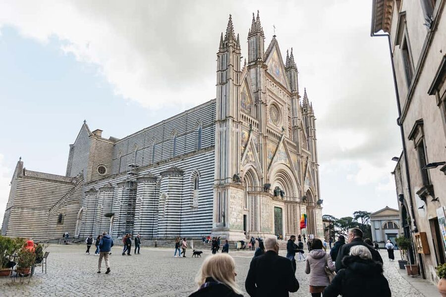 From Florence: Orvieto and Perugia Tour with Church Visits - Bilingual guiding and group pace